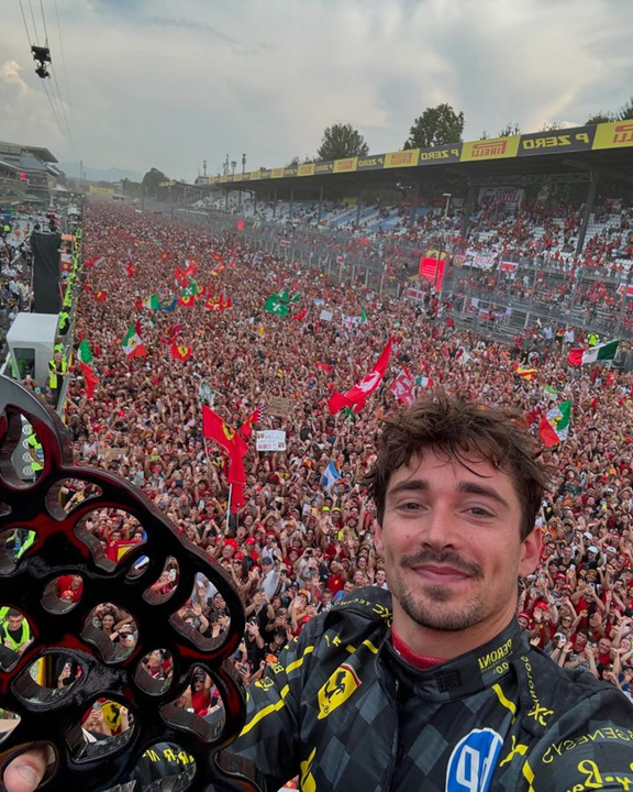 foule avec charles leclerc