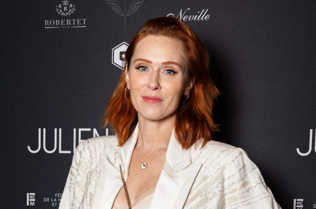 Photo de Audrey Fleurot au défilé Julien Fournié Collection Haute Couture dans le cadre de la Fashion Week printemps/été 2024, à Paris, le 23 janvier 2024