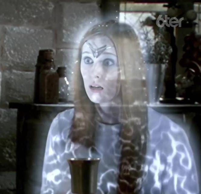 Photo de Audrey Fleurot interprétant la dame du lac dans Kaamelott